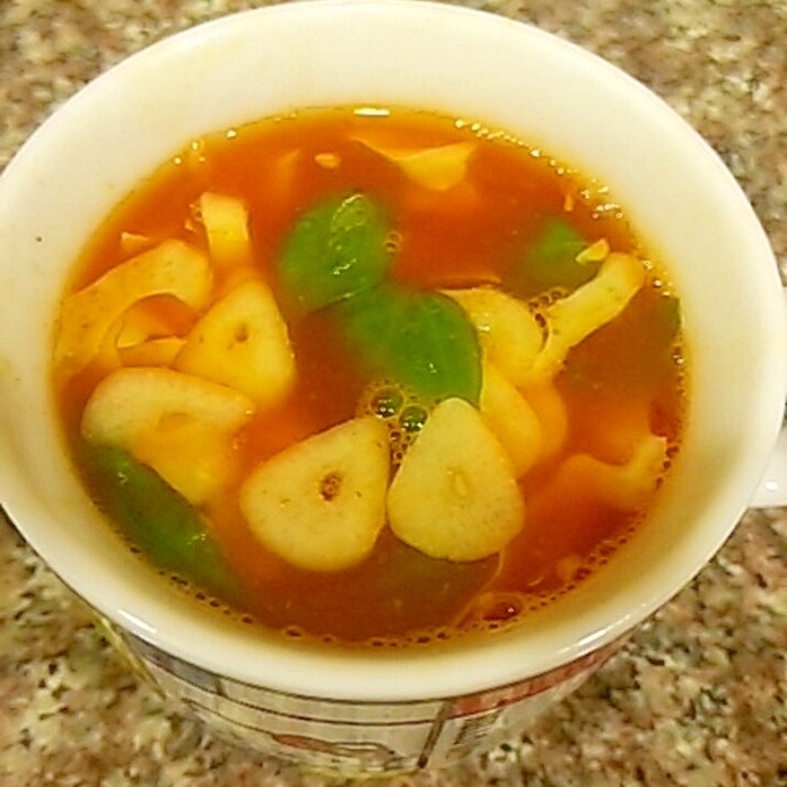 トマトとバジルのトムヤムスープ